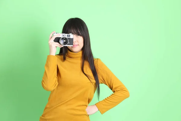 Schattige Jonge Aziatische Meisje Met Casual Gekleed Staan Groene Achtergrond — Stockfoto