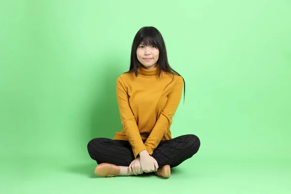 Het Jonge Aziatische Meisje Casual Gekleed Zitten Groene Achtergrond — Stockfoto