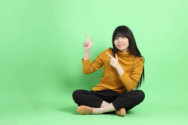 Jovem Menina Asiática Casual Vestida Sentada Fundo Verde — Fotografia de Stock