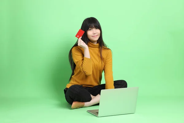 Joven Asiática Casual Vestida Sentada Sobre Fondo Verde —  Fotos de Stock