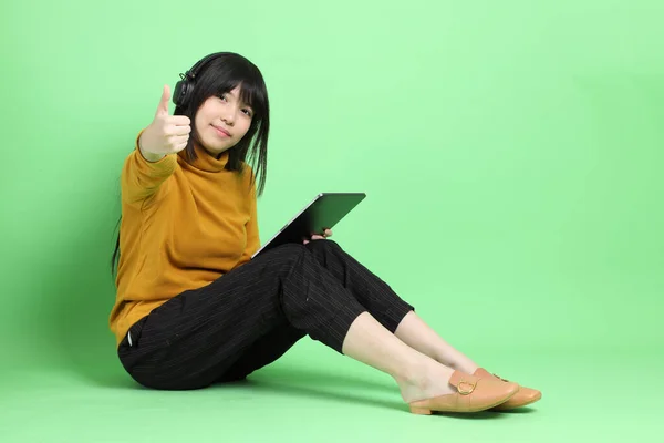 Jovem Menina Asiática Casual Vestida Sentada Fundo Verde — Fotografia de Stock