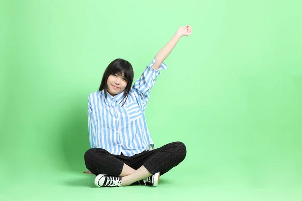 Het Jonge Aziatische Meisje Casual Gekleed Zitten Groene Achtergrond — Stockfoto