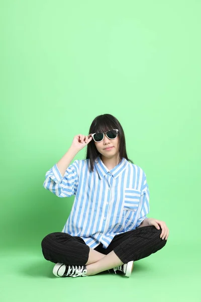 Den Unga Asiatiska Flickan Casual Klädd Sitter Den Gröna Bakgrunden — Stockfoto