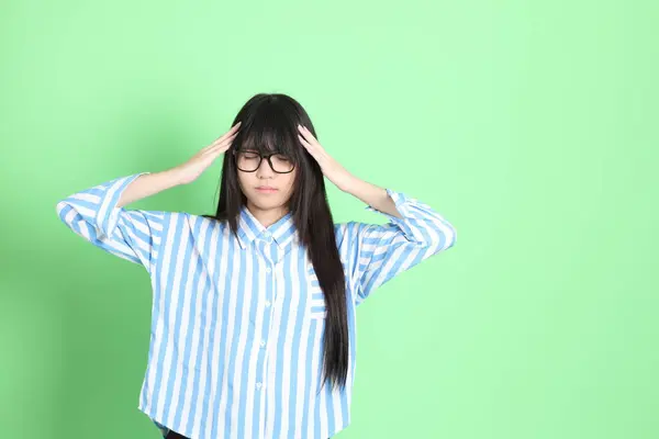 Het Jonge Aziatische Meisje Casual Gekleed Staan Groene Achtergrond — Stockfoto