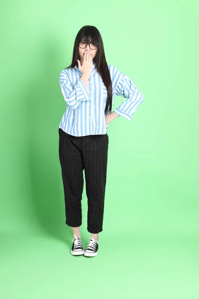 Mladý Asijské Dívka Ležérní Oblečení Stojící Zeleném Pozadí — Stock fotografie