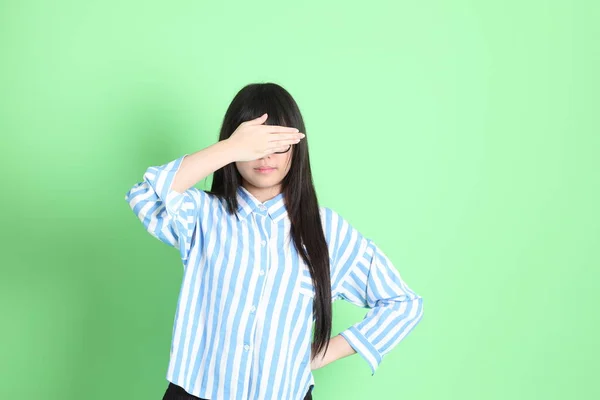 Joven Asiática Casual Vestida Pie Sobre Fondo Verde —  Fotos de Stock