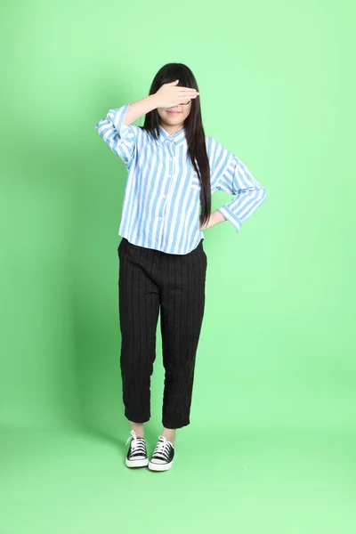 Joven Asiática Casual Vestida Pie Sobre Fondo Verde — Foto de Stock