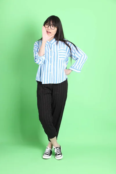 Mladý Asijské Dívka Ležérní Oblečení Stojící Zeleném Pozadí — Stock fotografie