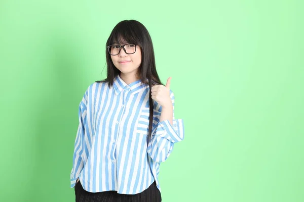 Молода Дівчина Азії Випадковому Одязі Стоїть Зеленому Фоні — стокове фото