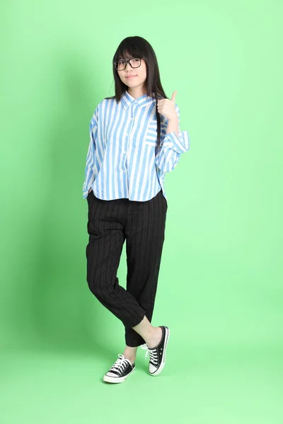 Jovem Menina Asiática Casual Vestida Sobre Fundo Verde — Fotografia de Stock