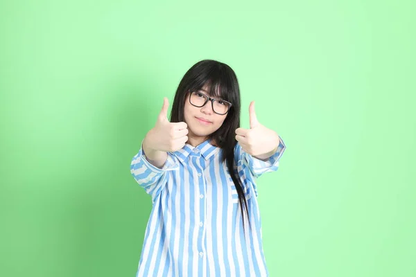Молодая Азиатка Повседневной Одежде Стоящая Зеленом Фоне — стоковое фото