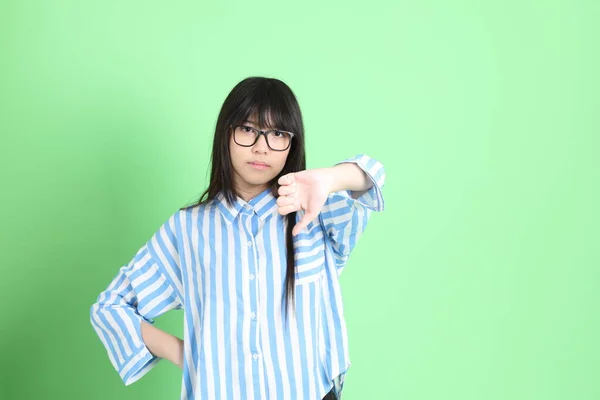 Молодая Азиатка Повседневной Одежде Стоящая Зеленом Фоне — стоковое фото