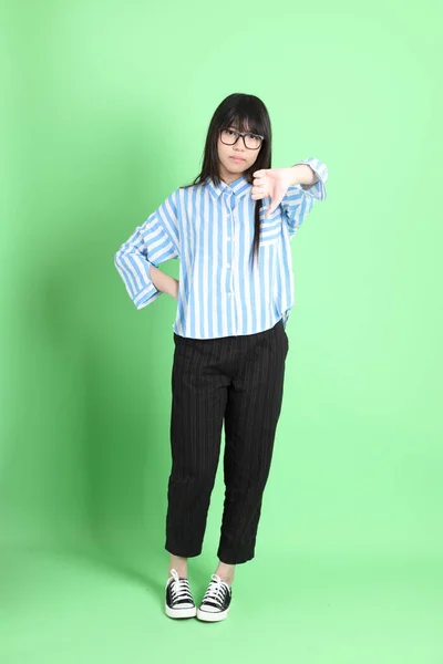 Joven Asiática Casual Vestida Pie Sobre Fondo Verde — Foto de Stock