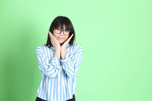 Yeşil Arka Planda Sıradan Giyinmiş Genç Asyalı Kız — Stok fotoğraf