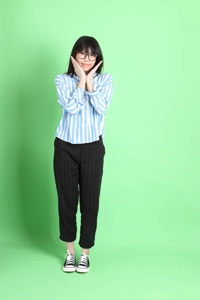 Het Jonge Aziatische Meisje Casual Gekleed Staan Groene Achtergrond — Stockfoto