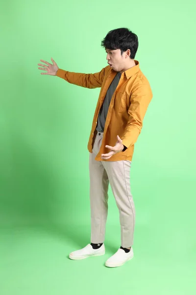 Νεαρός Ενήλικας Ασιάτης Έξυπνα Casual Ρούχα Στέκεται Στο Ανοιχτό Πράσινο — Φωτογραφία Αρχείου