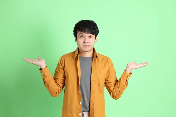 Joven Hombre Asiático Adulto Con Ropa Casual Inteligente Pie Sobre — Foto de Stock