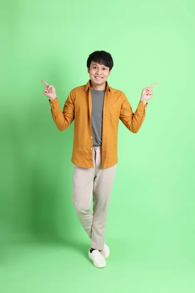 Der Junge Erwachsene Asiatische Mann Mit Smarter Freizeitkleidung Steht Auf — Stockfoto