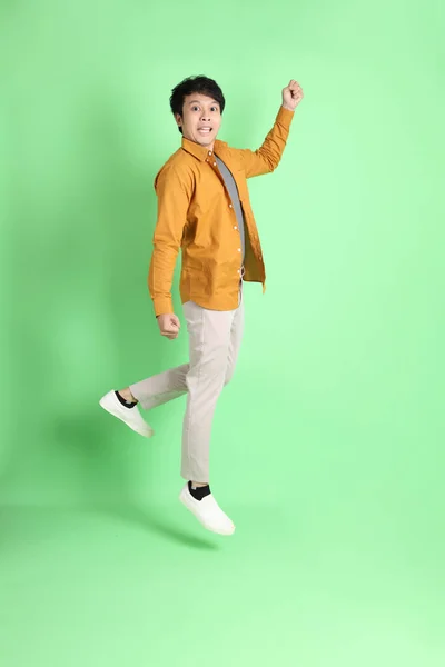Der Junge Erwachsene Asiatische Mann Mit Smarter Freizeitkleidung Steht Auf — Stockfoto