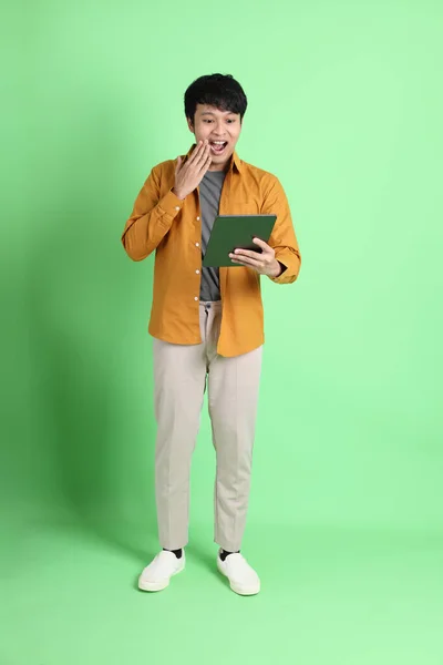 Молодой Взрослый Азиат Умной Повседневной Одежде Стоит Светло Зеленом Фоне — стоковое фото