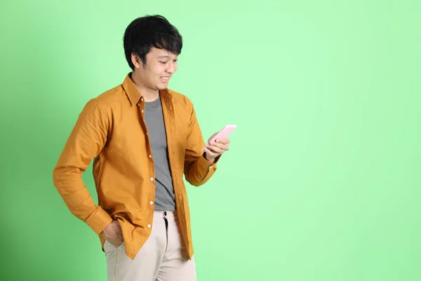 Νεαρός Ενήλικας Ασιάτης Έξυπνα Casual Ρούχα Στέκεται Στο Ανοιχτό Πράσινο — Φωτογραφία Αρχείου