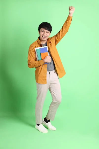 Молодий Дорослий Азіатський Чоловік Розумним Випадковим Одягом Стоїть Світло Зеленому — стокове фото
