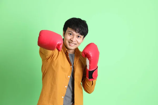 Mladý Dospělý Asijský Muž Inteligentní Ležérní Oblečení Stojící Světle Zeleném — Stock fotografie