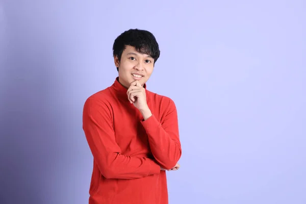 Νεαρός Άνδρας Της Νοτιοανατολικής Ασίας Κόκκινο Μακρυμάνικο Πουκάμισο Στέκεται Στο — Φωτογραφία Αρχείου