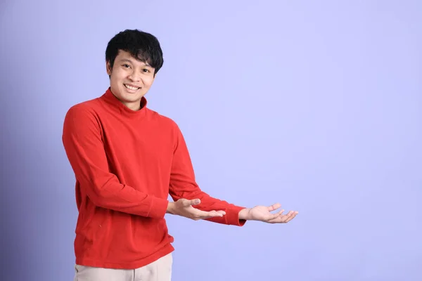 Joven Adulto Del Sudeste Asiático Hombre Con Camisa Roja Manga —  Fotos de Stock