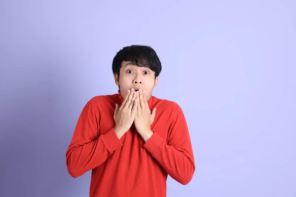 Jovem Adulto Sudeste Asiático Homem Com Camisa Manga Comprida Vermelha — Fotografia de Stock