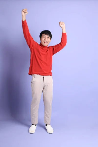 Der Junge Erwachsene Südostasiatische Mann Mit Rotem Langarmshirt Steht Auf — Stockfoto