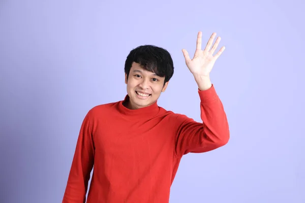 Mladý Dospělý Jihovýchodní Asiat Muž Červeným Dlouhým Rukávem Košile Stojící — Stock fotografie