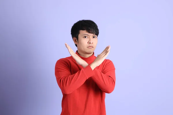 Mladý Dospělý Jihovýchodní Asiat Muž Červeným Dlouhým Rukávem Košile Stojící — Stock fotografie