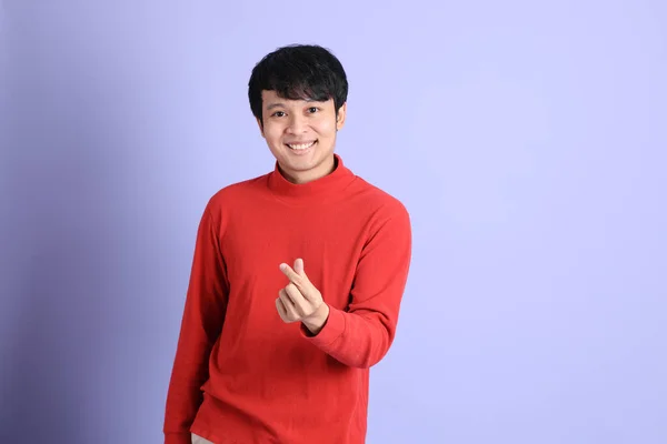 Den Unga Vuxna Sydostasiatiska Mannen Med Röd Långärmad Skjorta Står — Stockfoto