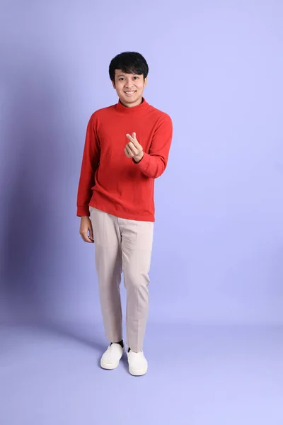 Jovem Adulto Sudeste Asiático Homem Com Camisa Manga Comprida Vermelha — Fotografia de Stock