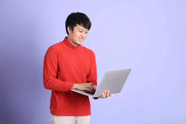Joven Adulto Del Sudeste Asiático Hombre Con Camisa Roja Manga — Foto de Stock