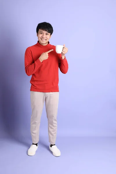 Jonge Volwassen Zuidoost Aziatische Man Met Rode Shirt Met Lange — Stockfoto