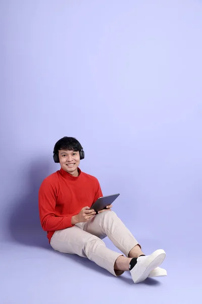 Young Adult Southeast Asian Man Red Long Sleeve Shirt Sitting — Stock Photo, Image