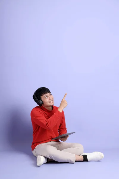 Mladý Dospělý Jihovýchodní Asijský Muž Červeným Dlouhým Rukávem Košile Sedí — Stock fotografie