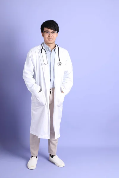 Joven Adulto Médico Asiático Pie Sobre Fondo Púrpura — Foto de Stock