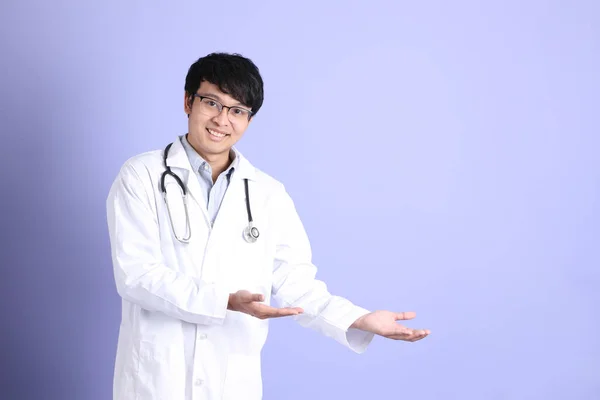 Giovane Adulto Medico Asiatico Piedi Sullo Sfondo Viola — Foto Stock