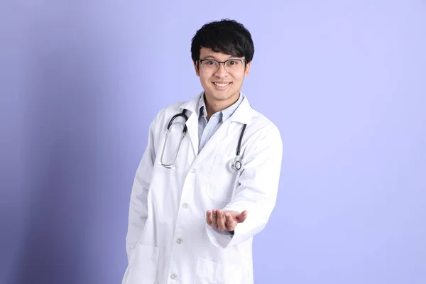 Jovem Adulto Asiático Médico Fundo Roxo — Fotografia de Stock