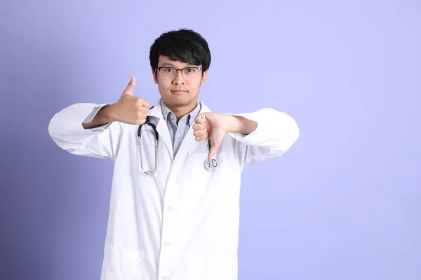 Mladý Dospělý Asijský Lékař Stojící Fialovém Pozadí — Stock fotografie