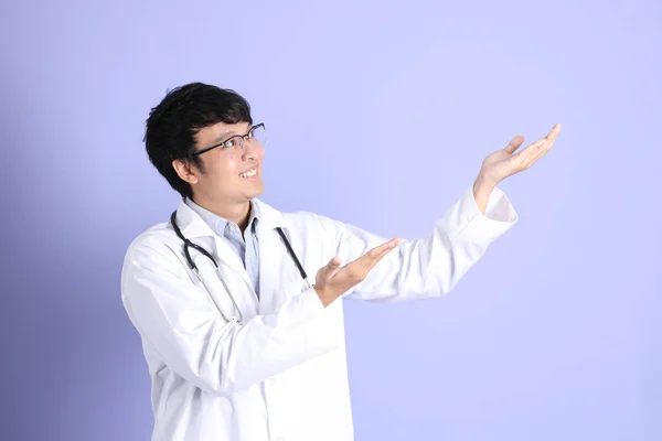 Fiatal Felnőtt Ázsiai Orvos Áll Lila Háttér — Stock Fotó