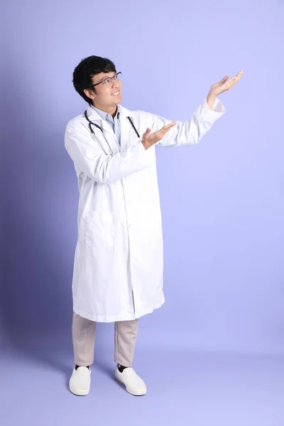 Joven Adulto Médico Asiático Pie Sobre Fondo Púrpura — Foto de Stock