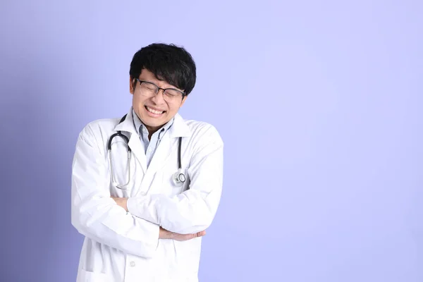 Giovane Adulto Medico Asiatico Piedi Sullo Sfondo Viola — Foto Stock