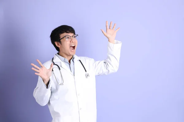 Giovane Adulto Medico Asiatico Piedi Sullo Sfondo Viola — Foto Stock