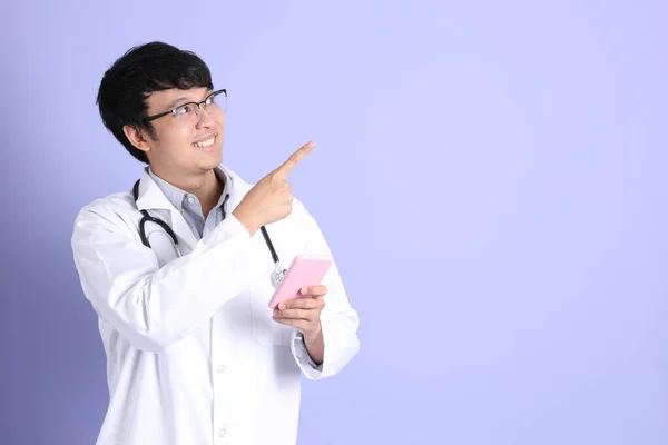 Giovane Adulto Medico Asiatico Piedi Sullo Sfondo Viola — Foto Stock