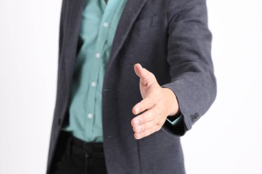 Genç yetişkin iş adamı beyaz arka planda duruyor..