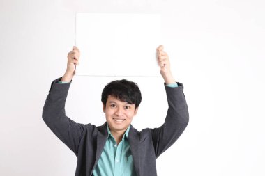 Genç yetişkin iş adamı beyaz arka planda duruyor..